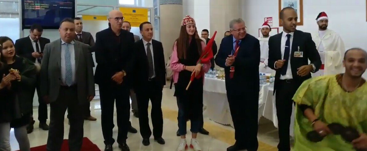 عامل إقليم الصويرة يقدم هدايا المسافر  100000 بمطار الصويرة موكادور