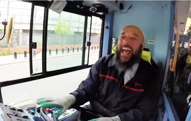 جمعية بريطانية تتوج سائق مغربي مقابل لطفه و ابتسامته الجميلة