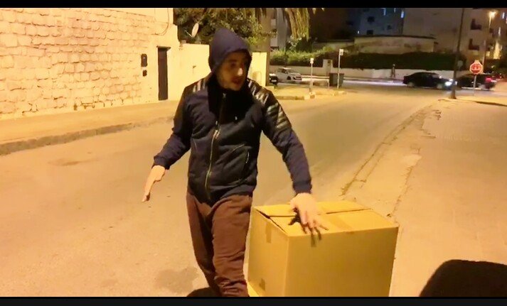 استحسان وسط الرباط بعد توزيع ملابس جديدة على المشردين من طرف “مومو”