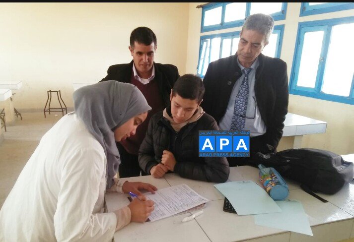 المدير الإقليمي لوزارة التربية والتكوين بالصويرة يزور تلميذ في وضعية خاصة يجتاز الامتحان الموحد