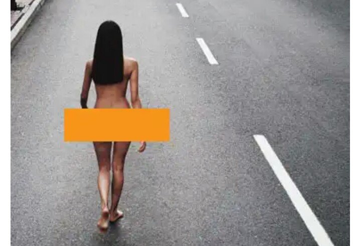 فتاة عارية تخلق اندهاش وسط المارة بمراكش