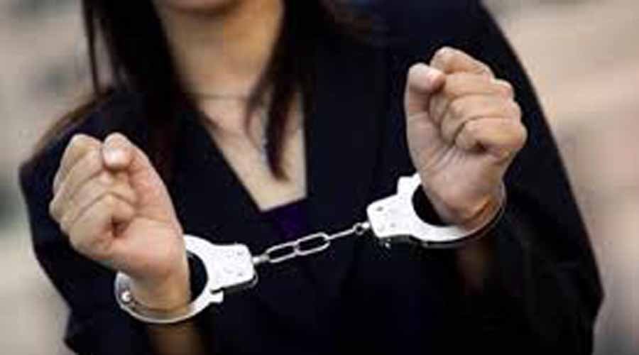 اعتقال ام ظهرت في شريط فيديو تعذب و تحرق ابنتها بطريقة فضيعة