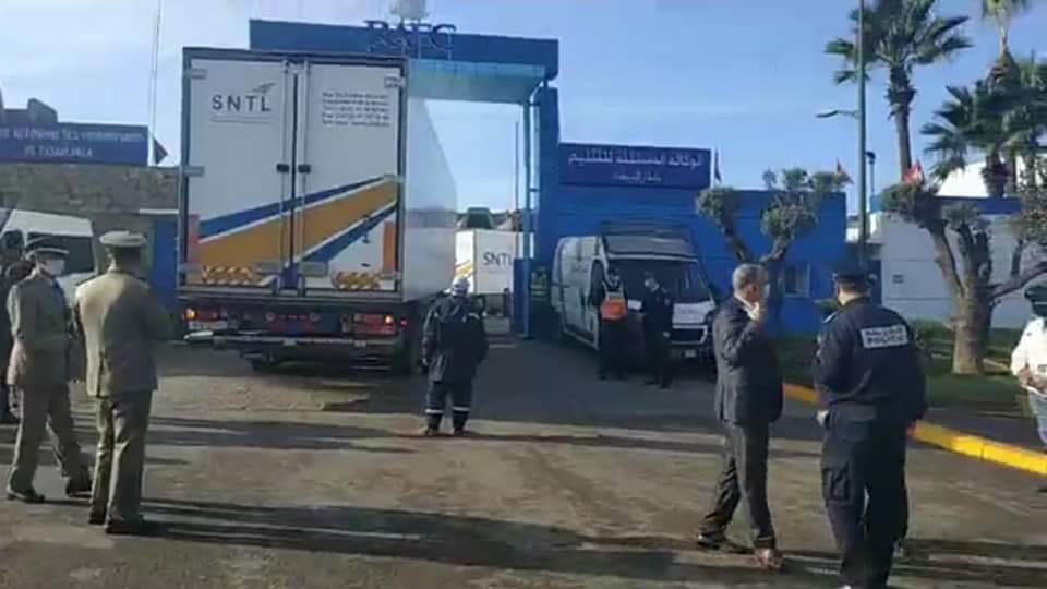 وصول جرعات لقاح ضد كوفيد19 الى وكالة التبريد بالبيضاء وسط استنفار أمني