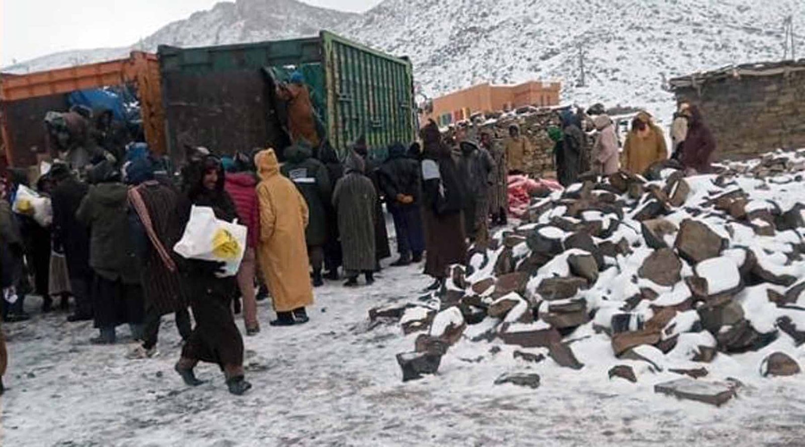 توزيع مواد غذائية أساسية وأغطية لفائدة الساكنة القروية المتضررة من البرد القارس بإقليم أزيلال.