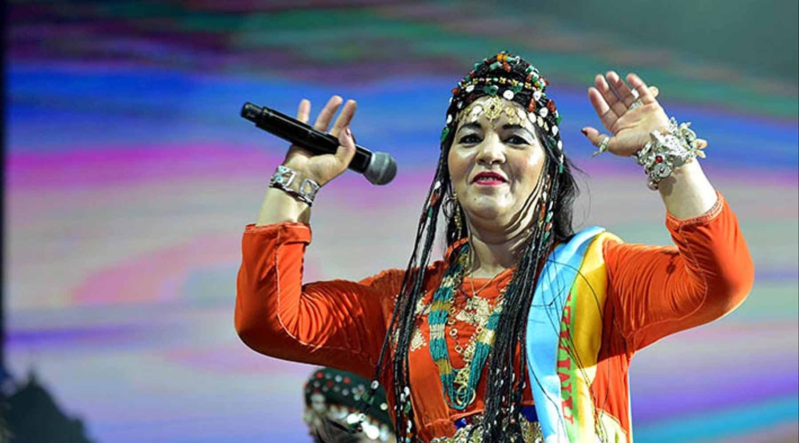 فاطمة تابعمرانت تتعرض لهجوم من قبل شيخ سلفي و السبب اغنية “إلا هويتي”