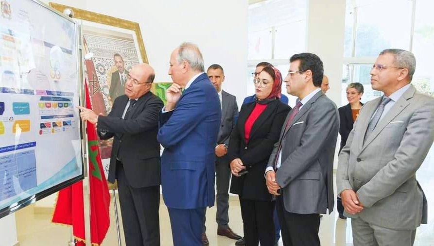 الوزير برادة، يتفقد سير دورة تكوينية في إطار مشروع مؤسسات الريادة، ويعاين الأنشطة الموازية بمركز التفتح الجهوي للتربية والتكوين بالرباط.