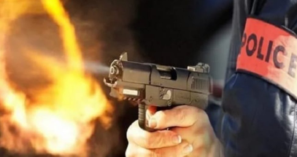 إصابة شرطي عرضيا بجروح سطحية على مستوى أطرافه السفلى بسبب الشظايا الارتدادية للعيار الناري