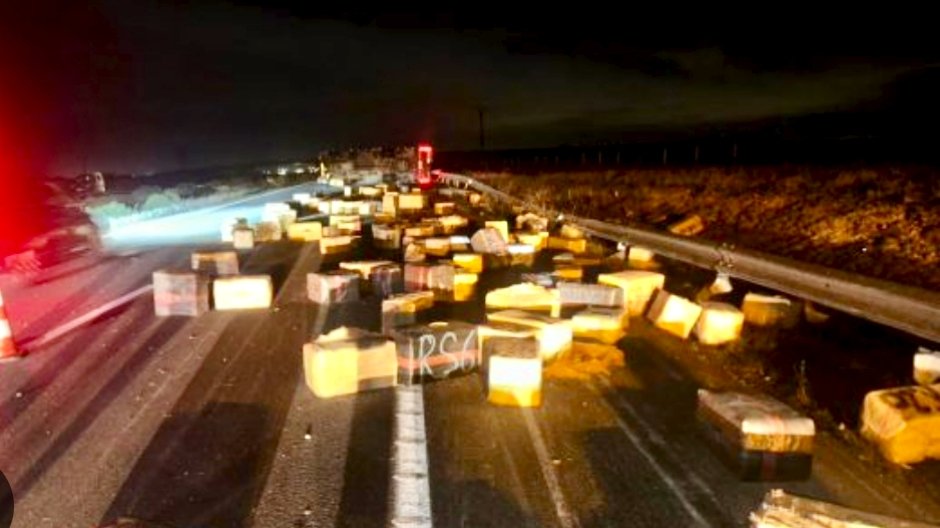 انقلاب شاحنة يسفر عن حجز 15 طن من الحشيش ضواحي مكناس