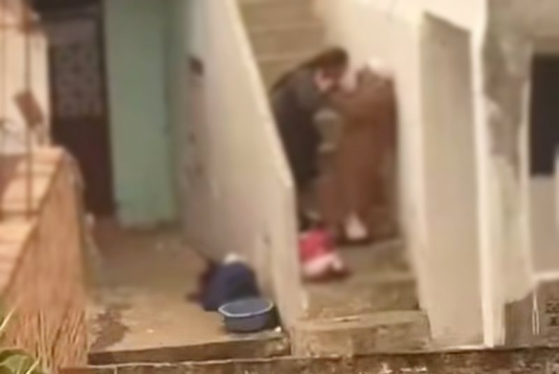 السجن النافذ في حق المسن الذي ظهر في فيديو يعنف سيدة و رضيعتها