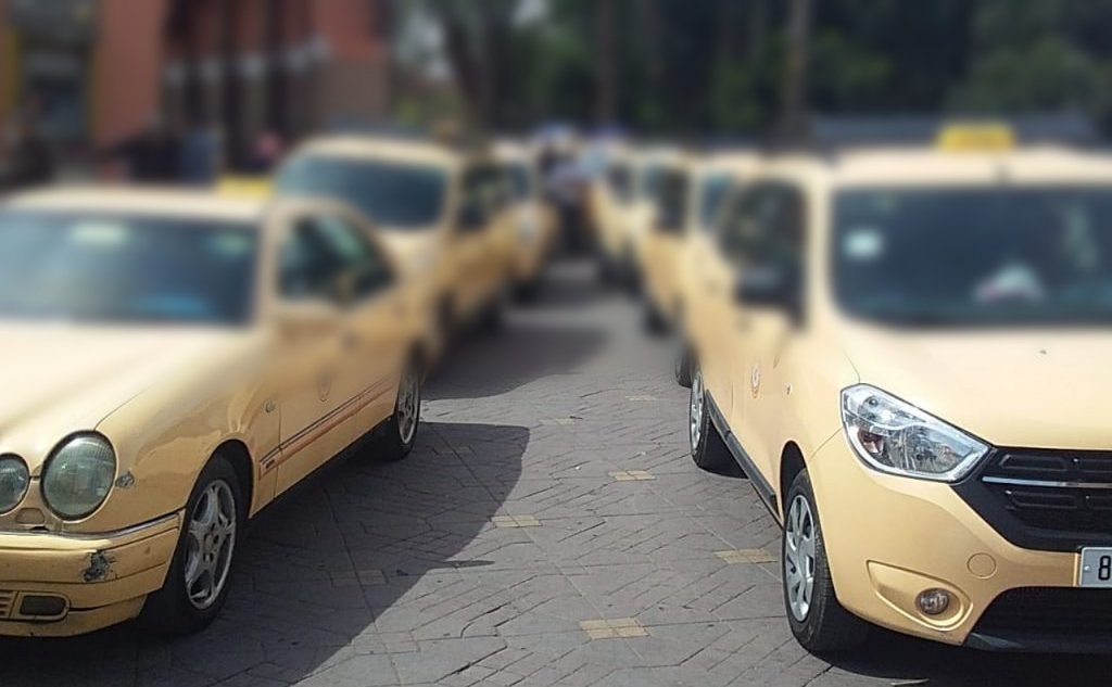 سيارة اجرة تستعمل تطبيقات النقل و الداخلية تدخل على الخط