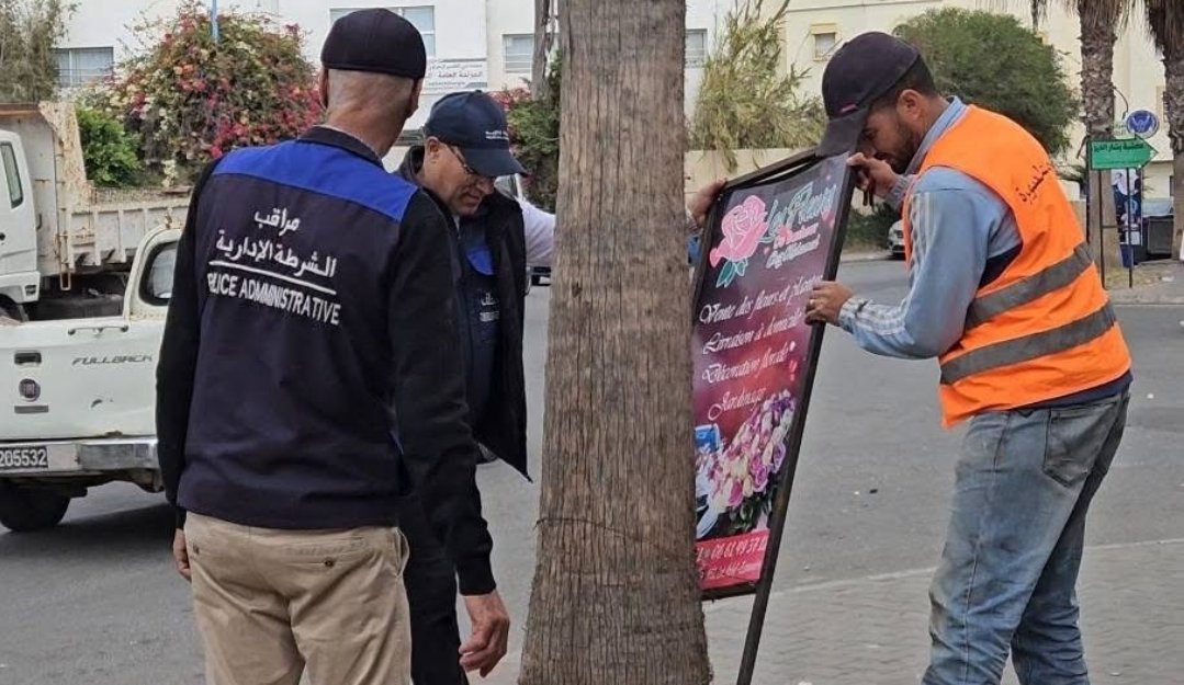 الشرطة الادارية بالصويرة تدخل على خط فوضى اللوحات الإشهارية