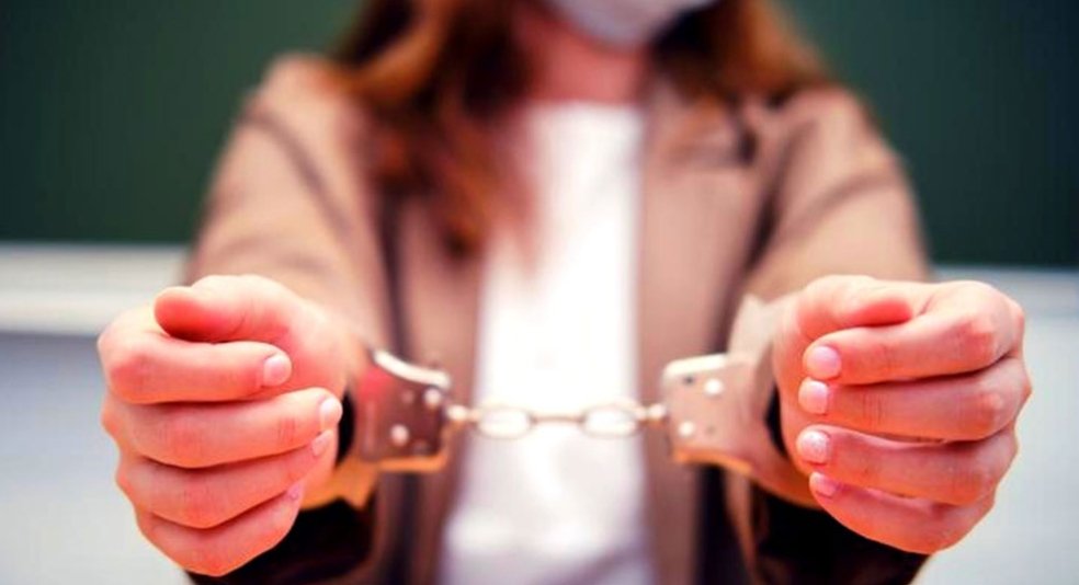 اعتقال مشتارة جماعية بمطار فاس مبحوث عنها في قضية فساد مالي