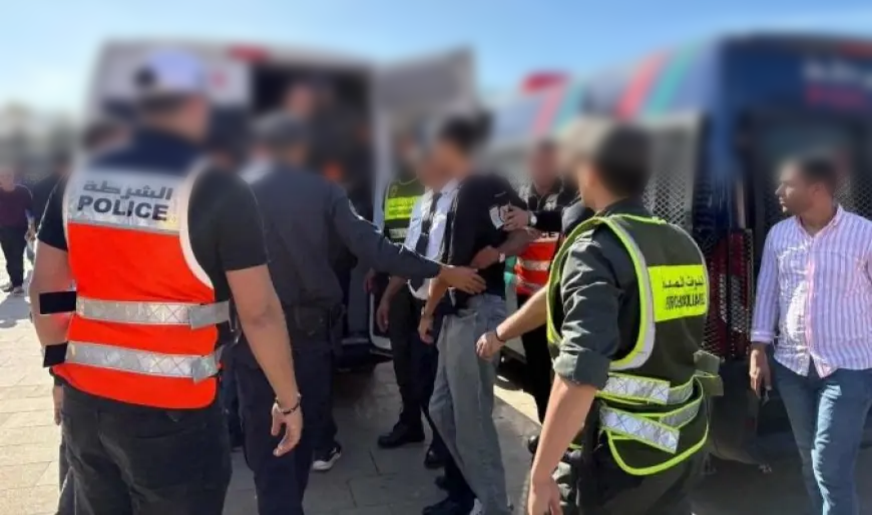 النيابة العامة تكشف عن إيقاف 24 شخصا متلبسين بعرقلة السير بالطريق السيار الداخلي بالدار البيضاء.