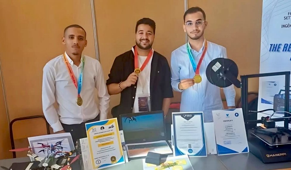 طائرة إنقاذ تمكن 3 طلاب مهندسين من كلية العلوم والتقنيات بسطات FST الفوز بالميدالية الذهبية في أسبوع الابتكار الدولي “