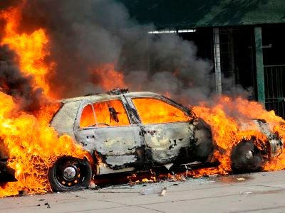 مختل عقلي يضرم النار في سيارة خاصة بقلعة السراغنة