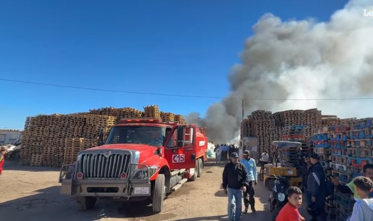 حريق مهول يلحق خسائر مادية فادحة في مستودع للخشب بالمحمدية
