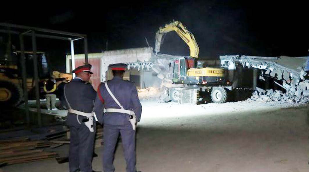 سلطات النواصر تنفذ عملية هدم مستودع عشوائي لرئيس معزول بجماعة أولاد عزوز