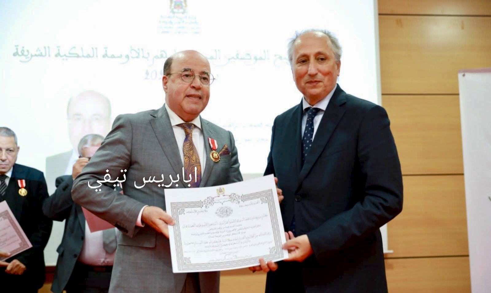 الوزير برادة يوشح صدر الاسناذ محمد أضرضور بالوسام الملكي و عدد من رجال المجال التربوي