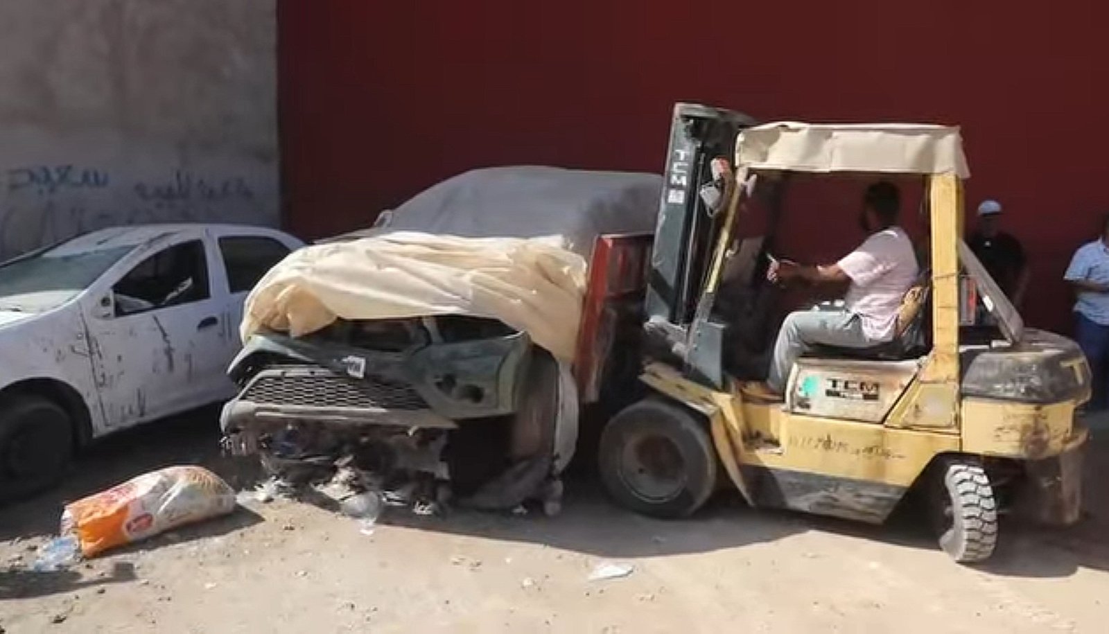 السيارات والمركبات المهملة بالشوارع مهددة بسحبها الى المستودعات الجماعية