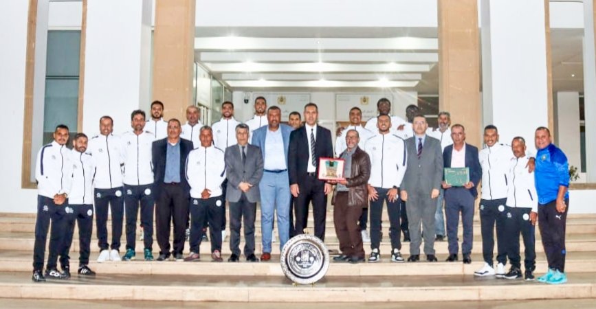 عامل اقليم الصويرة يشجع الرياضة و يهنيئ فريق امل موكادور لكرة القدم الشاطئية على التتويج