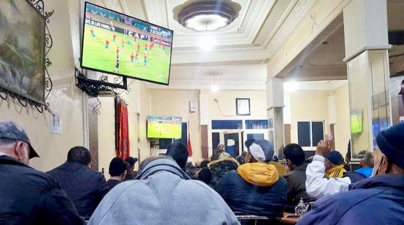 جمهور كرة القدم بالمقاهي مستاء من رفع تسعيرة متابعة المباريات