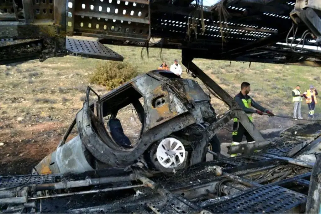 النيران تلتهم شاحنة محملة بالسيارات الجديدة بالطريق السيار