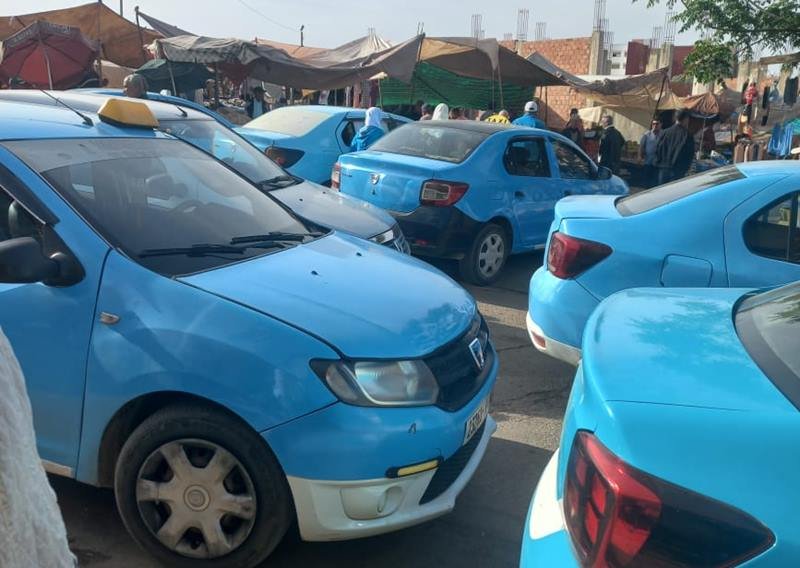 سائقي سيارات الأجرة يخوضون إضرابًا مفتوحًا بمدينة تاهلة بإقليم تازة