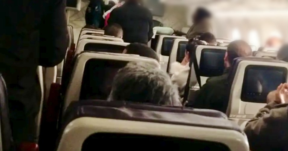 اعتصام داخل طائرة، احتجاجًا على تأجيل الرحلة