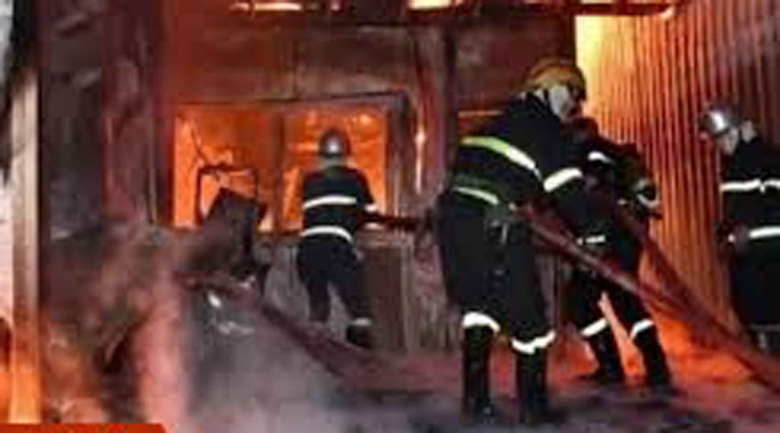 اندلاع حريق مهول داخل مستودع لتخزين مادة الإسفنج بتكوين