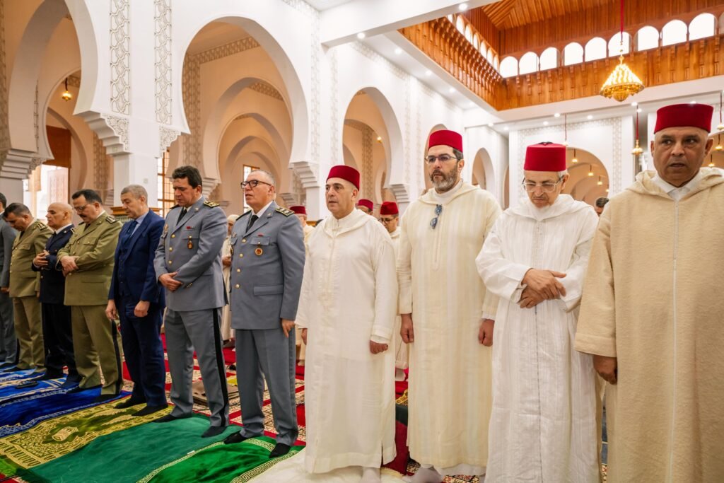 وسط جموع المصلين امزازي يؤدي صلاة العيد بمسجد محمد السادس بمدينة أكادير